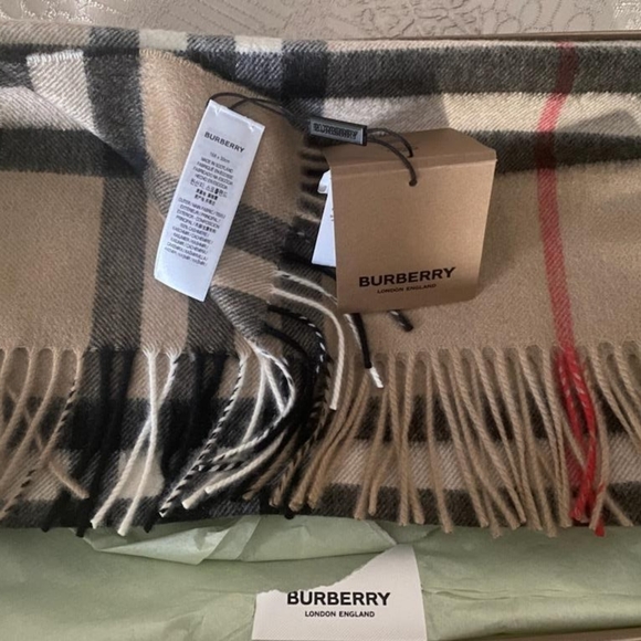 Authentic NWT BURBERRY SCARF IN BOX - Picture 2 of 6